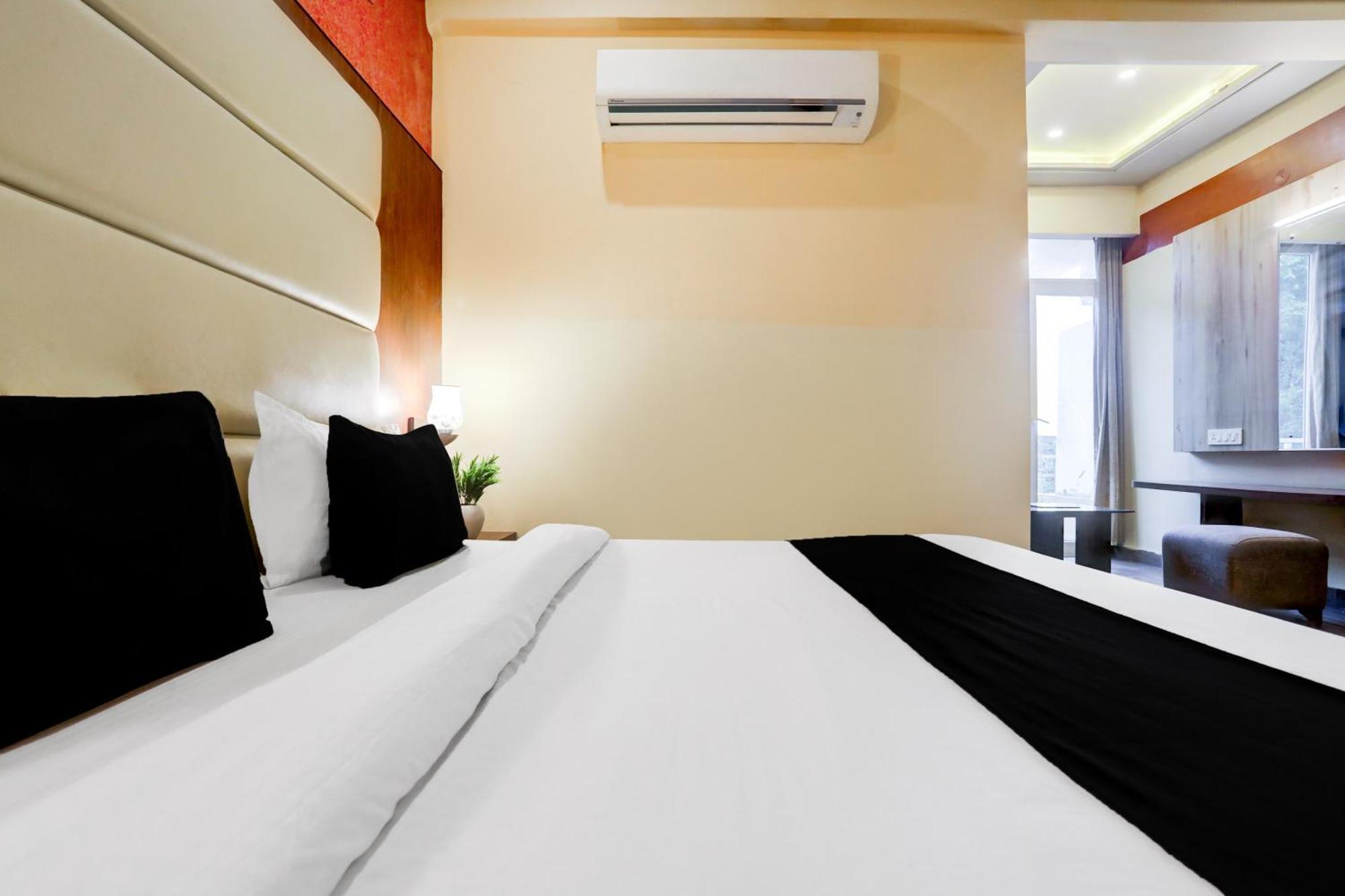Super Townhouse Oak Pacify Hills Hotel Rājpur Buitenkant foto
