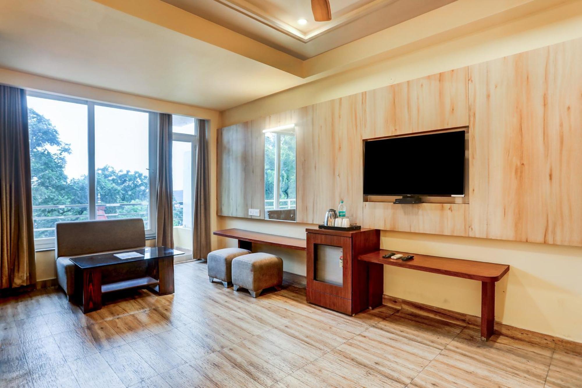 Super Townhouse Oak Pacify Hills Hotel Rājpur Buitenkant foto
