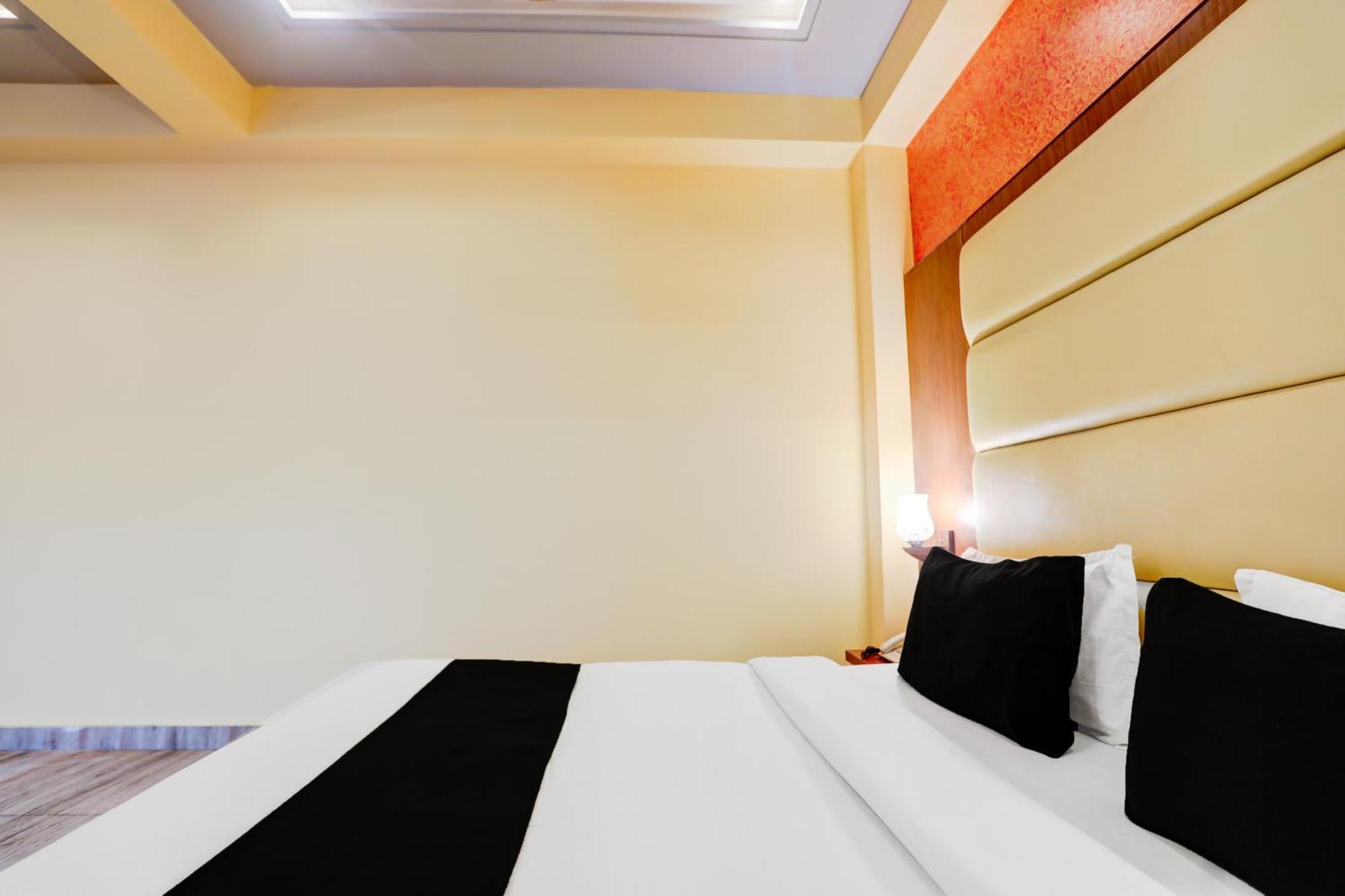 Super Townhouse Oak Pacify Hills Hotel Rājpur Buitenkant foto